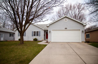 852 Elmwood Dr, Aurora, IL 60506-2707