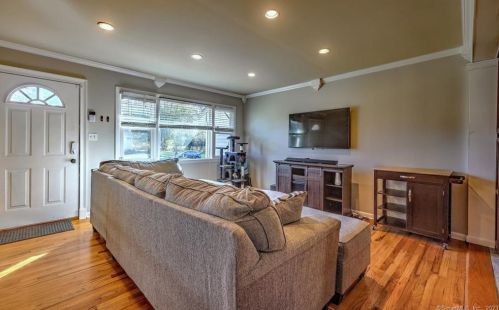 135 Rockledge Rd, Wallingford CT  06492-1813 exterior