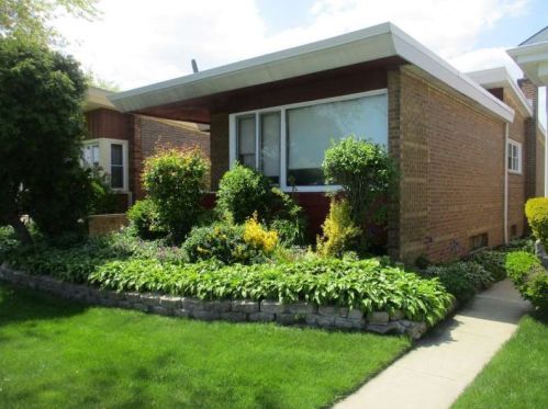 9046 Oglesby Ave, Chicago, IL 60617-3852