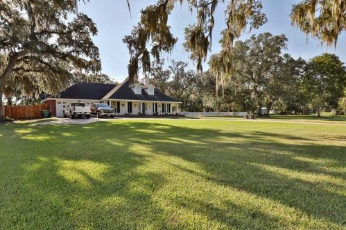 638 Wagon Wheel Trl, Angleton TX 77515-2733 exterior