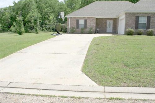 102 Oak Grove Dr, Flora, MS 39071-4402