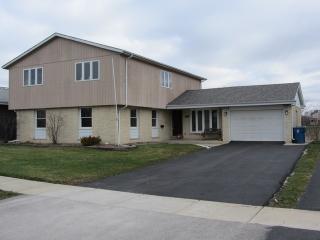 823 Heritage Dr, Addison IL  60101-3165 exterior