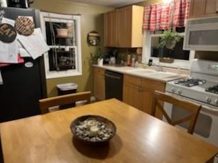 2 Black St, Warwick, RI 02888-3502