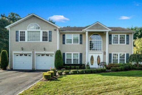 34 Bayberry Dr, Holmdel Village, NJ 07733-1040