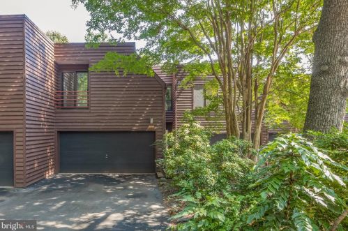 2002 Turtle Pond Dr, Herndon, VA 20191-4046