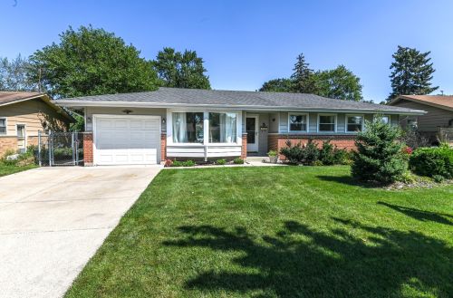 5 Ridgewood Rd, Elk Grove Vlg, IL 60007-1411