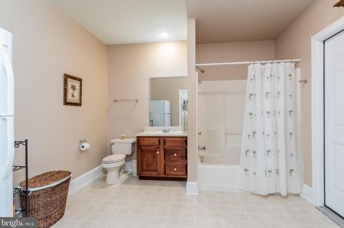 5 Linden Dr, Carlisle PA 17015-6906 exterior