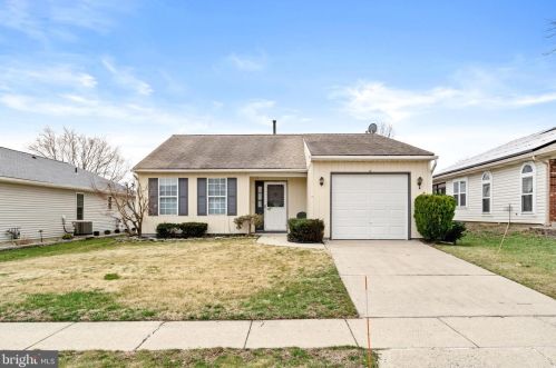 8 Cottage Ln, Columbus, NJ 08022-1044