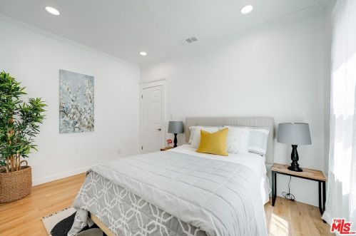 1350 Carlton Dr, Glendale CA  91205-1421 exterior