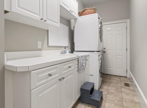 304 Frst Vly Ct, Atlanta GA  30342-2353 exterior