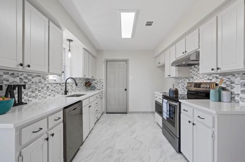 800 Colony Ct, Fort Worth, TX 76131-1523