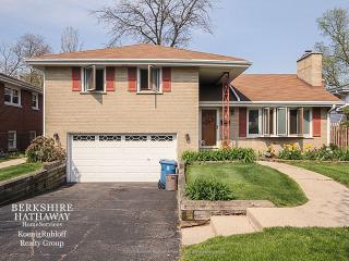 104 Linden Ave, Elmhurst, IL 60126-3605