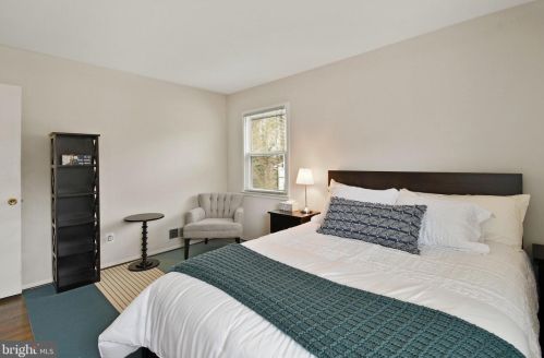 6717 Holford Ln, Springfield VA  22152-2935 exterior