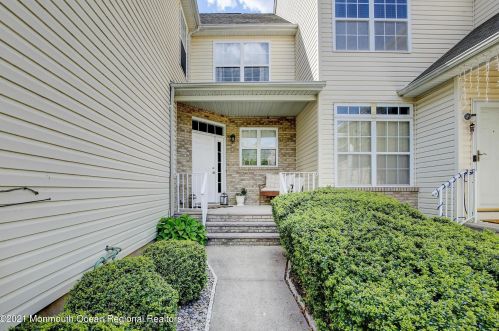 10 Thoreau Ct, East Windsor, NJ 08520-4681