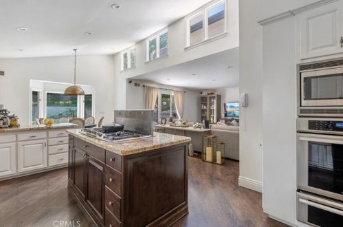 1566 Hillside Dr, Glendale CA  91208-2456 exterior