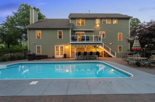 212 Delano Dr, North Kingstown, RI 02852-3024