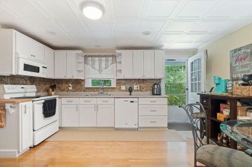 94 Granite St, Londonderry, NH 03053-3794