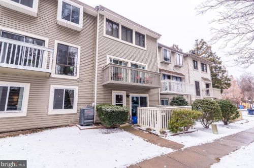 12763 Cara Dr, Woodbridge VA  22192-2734 exterior