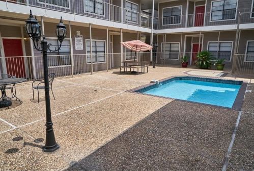 915 23rd St, Austin TX  78705-5073 exterior