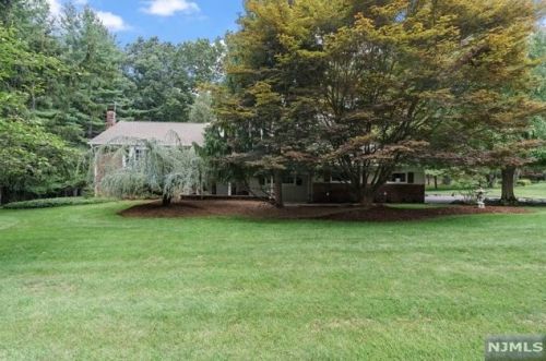 73 Deerfield Ter, Mahwah, NJ 07430-2822