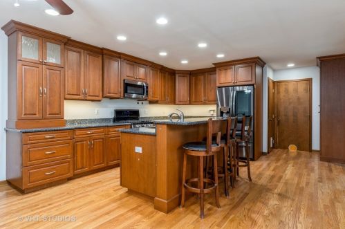201 Acorn Dr, North Aurora, IL 60542-1011