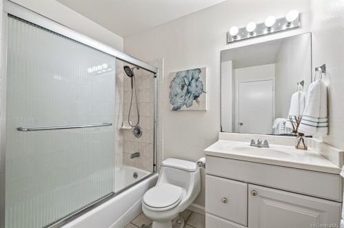 915 Mccully St, Honolulu HI  96826-2888 exterior