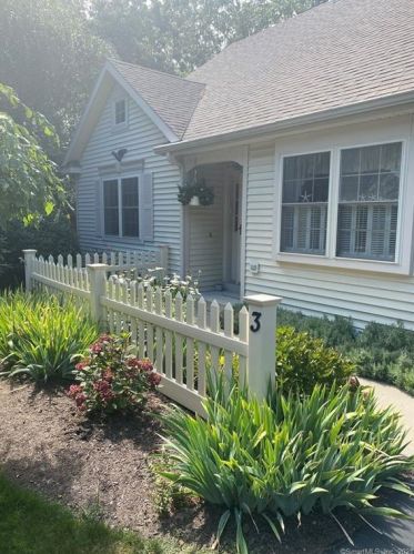 3 Apple Blossom Ln, Niantic, CT 06357-1942