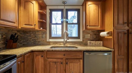 48 Center St, Windsor CT  06095-1402 exterior