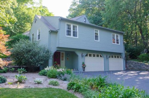 420 Strickland St, Glastonbury, CT 06033-2577