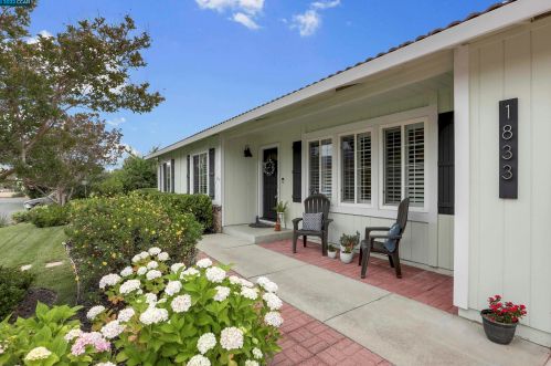 1833 Leo Ln, Concord CA  94521-2348 exterior