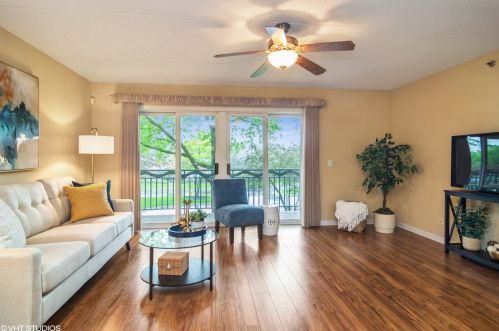 720 Creekside Dr, Mount Prospect, IL 60056-6376