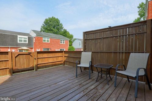 695 Colony Dr, York, PA 17404-1734