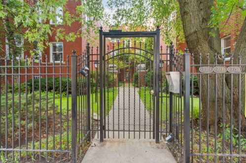 735 Bittersweet Pl, Chicago, IL 60613-2370