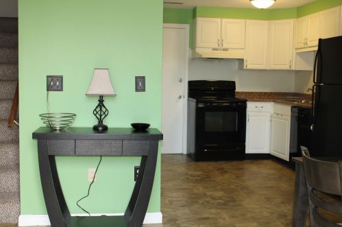 213 Elmwood Dr, Hudson, NH 03051-3240