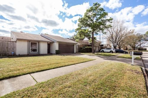 11951 Brook Meadows Ln, Stafford, TX 77477-1736