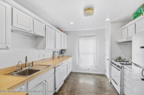 1317 Washington Ave, Tinton Falls NJ 07701-5760 exterior