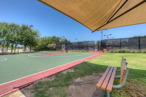 3921 Cyn Gln Cir, Austin TX  78732-2187 exterior