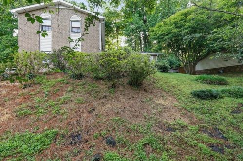 568 Cole Dr, Lilburn, GA 30047-5252