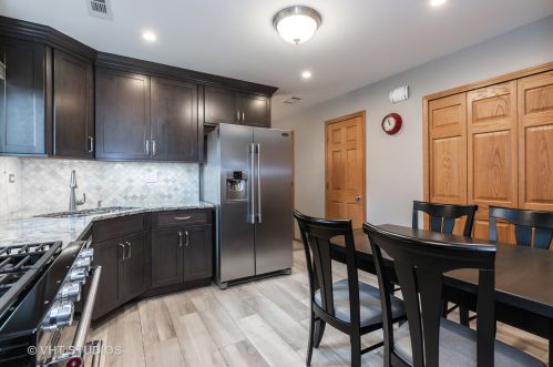 17260 Maple Ln, Gurnee, IL 60031-2773