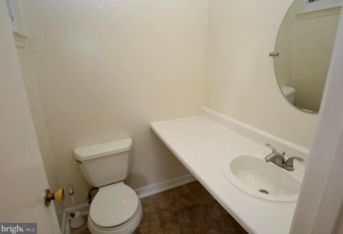 8715 Kenilworth Dr, Springfield VA  22151-1101 exterior