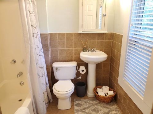 1737 Center Ave, Atlanta GA  30344-4703 exterior