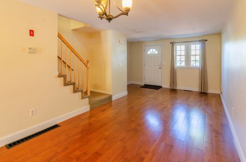 225 Fox Holw Dr, Hudson NH  03051-4885 exterior