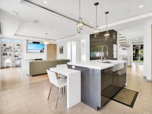 2707 Poinsettia Ave, Manhattan Beach, CA 90266-0024
