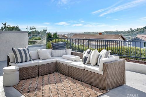 323 Calle Empalme, San Clemente CA  92672-2105 exterior