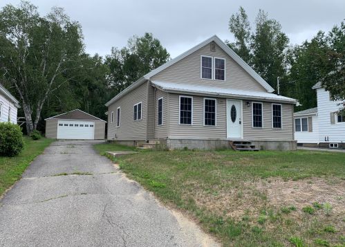 28 Wassau St, Millinocket, ME 04462-1836