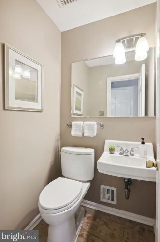 1221 Pinecrest Cir, Silver Spring MD 20910-1626 exterior