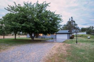 15361 Mark Rd, Madera, CA 93636-8205