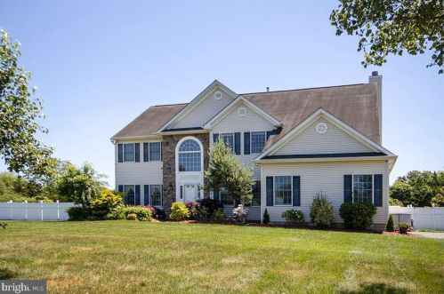 9 Clear Stream Ct, Lakehurst, NJ 08759-4820