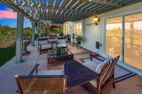 1597 Parkview Dr, Vista CA  92081-8750 exterior