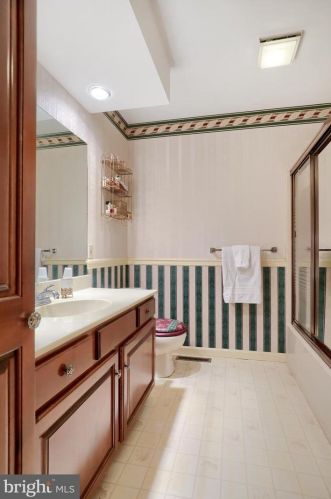 1542 Jefferson Ct, Lancaster PA  17602-1244 exterior